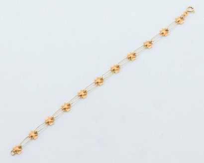 null Bracelet en or jaune 18 carats (750 millièmes) ornée de trèfles à quatre feuilles...