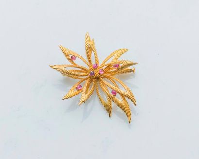 null Broche fleur en or jaune 18 carats (750 millièmes) texturé et sertie de petits...
