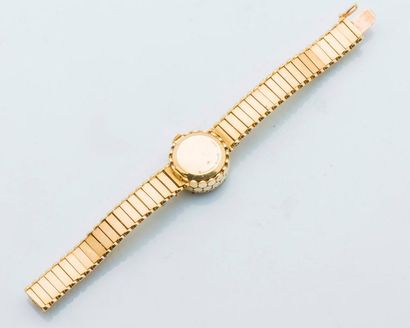 BOUCHERON & OMEGA Montre bracelet de dame en or jaune 18 carats (750 millièmes) à...