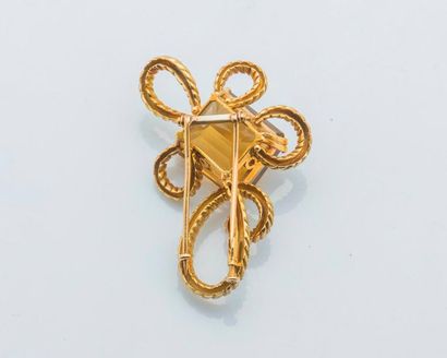 null Lapel clip in 18-carat yellow gold (750 thousandths) with twisted wire decoration...