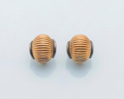 null Paire de clips d'oreilles coquillages en or jaune 18 carats (750 millièmes)...