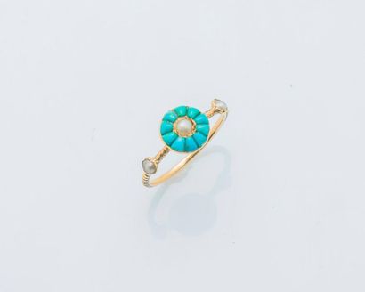 null 18 karat yellow gold ring (750 thousandths) set with three pearl seeds and turquoise...