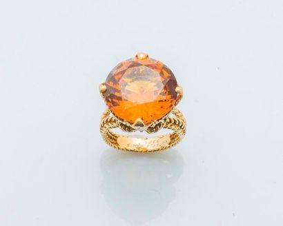 STERLE Paris Bague en or jaune 18 carats (750 millièmes), la monture tressée et sertie...