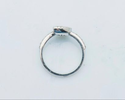 null Bague goutte en or gris 18 carats (750 millièmes) le chaton en forme de poire...