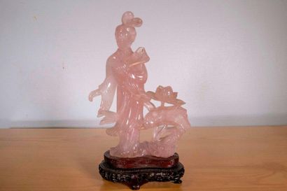 null Kwanin en quartz rose. Socle en bois sculpté

H : 18,5 cm