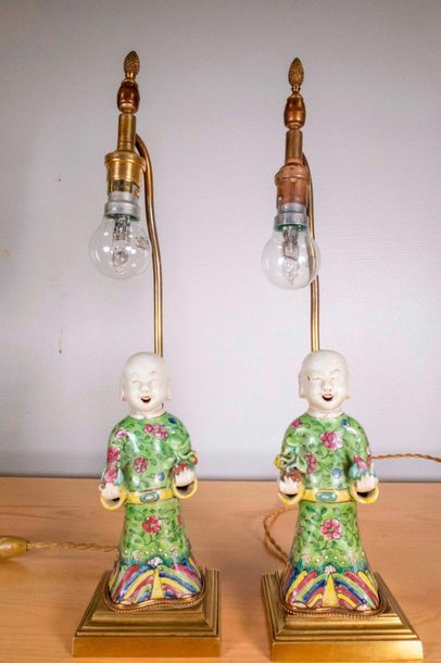 null Paire de personnages chinois en porcelaine émaillée polychrome, montées en lampe...