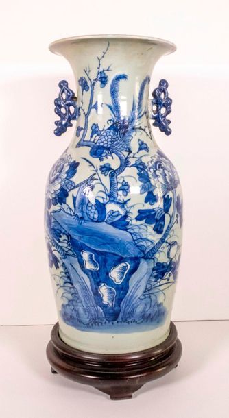 null Vase en porcelaine à décor de fleurs en bleu sur fond blanc

Chine, XXème siècle

Socle...