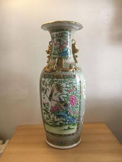 null Grand vase en porcelaine de Canton, émaux polychromes de la famille rose à décor...