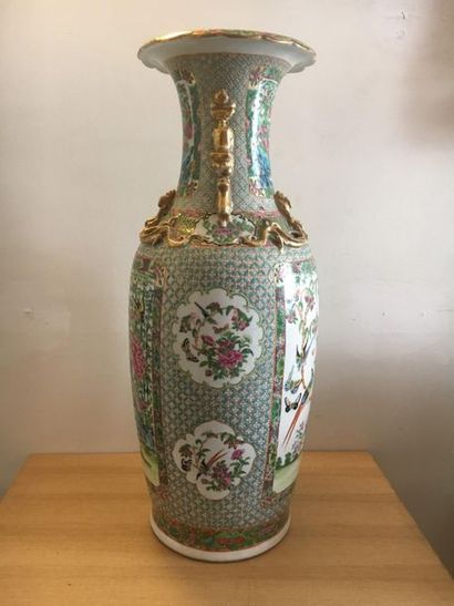 null Grand vase en porcelaine de Canton, émaux polychromes de la famille rose à décor...