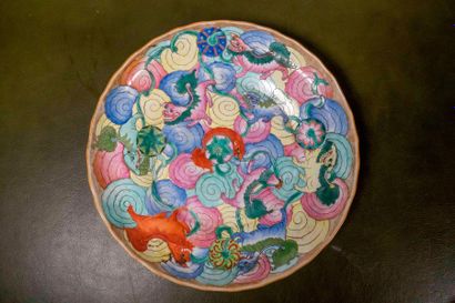 null Chine, XXème siècle 

Assiette en porcelaine émaillée polychrome à décor de...