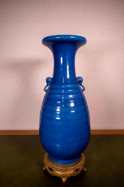 null Chine, XXème siècle 

Important vase de forme balustre en céramique émaillée...