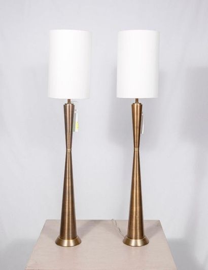 null Pair of brushed brass lamps. White fabric lampshades (590€ shop)

H: 68 cm