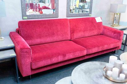 null Sofa model CHLOE 4 place in red velvet with black lacquered metal legs (4209€...