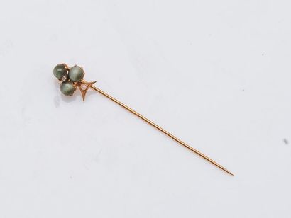 null Tie pin in 18 carat yellow gold (750 thousandths) adorned with a clover motif...