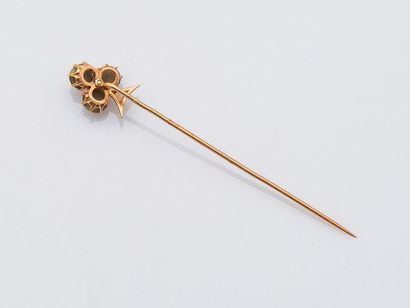 null Tie pin in 18 carat yellow gold (750 thousandths) adorned with a clover motif...