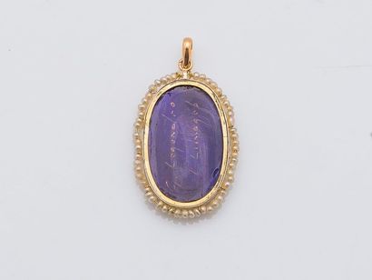 null 18 k yellow gold pendant (750 thousandths) and enamel decorated with the Virgin...