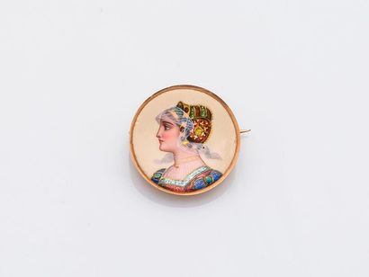 null Round brooch in 18 carat yellow gold (750 thousandths) decorated with an enamelled...