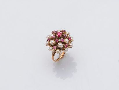 null Flower ring in 9k yellow gold (375 thousandths) set in a row with cultured pearls,...