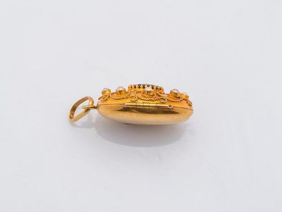 null Oval photo holder pendant in 18 carat yellow gold (750 thousandths) decorated...
