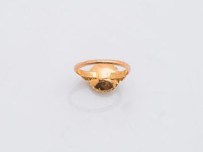 null 18 karat yellow gold ring (750 thousandths) set with facet cut red glass in...