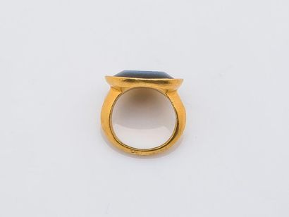 null 18 karat yellow gold ring (750 thousandths) adorned with an intaglio on nicolo...