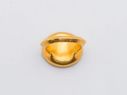 null 18 karat yellow gold ring (750 thousandths) adorned with an intaglio on nicolo...