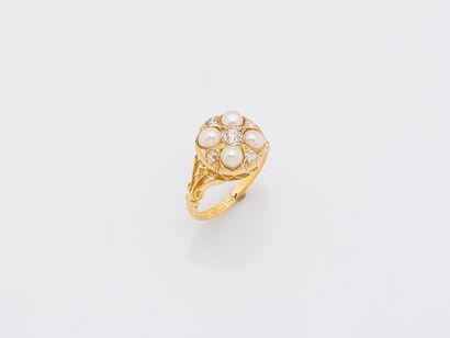 null Flower ring in 18 carat yellow gold (750 thousandths) set with four alternating...
