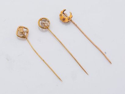 null Lot of three tie pins in 18-carat yellow gold (750 thousandths), one decorated...