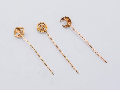 null Lot of three tie pins in 18-carat yellow gold (750 thousandths), one decorated...