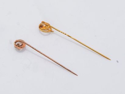 null Lot of two tie pins in 18-carat yellow gold (750 thousandths), one adorned with...