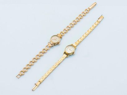 LIP vers 1960 Lot de deux montres bracelet de dame plaquées or jaune.

Il est joint...