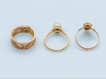 null Set of three 18 karat yellow gold rings (750 thousandths), one set with a cultured...