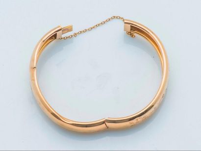 null Bracelet jonc ouvrant en or rose 18 carats (750 millièmes) à décor ciselé de...
