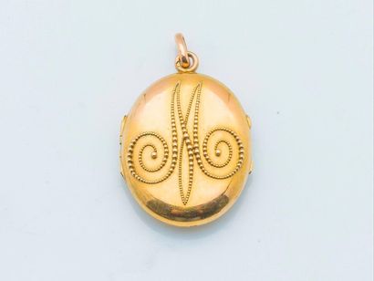 null Pendentif en or jaune 18 carats (750 millièmes) ouvrant orné d'un M perlé. 

Dim...