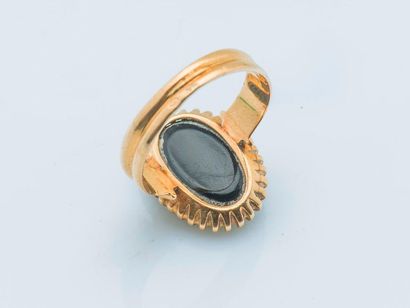 null Ring in 18K yellow gold (750 thousandths) decorated with an onyx pattern engraved...