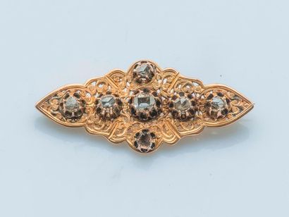 null Poly-lobed brooch in 18-carat (750 thousandths) yellow gold with openwork arabesque...