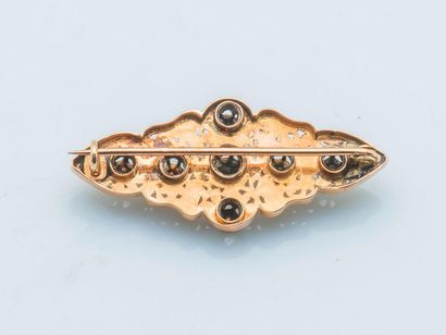 null Poly-lobed brooch in 18-carat (750 thousandths) yellow gold with openwork arabesque...