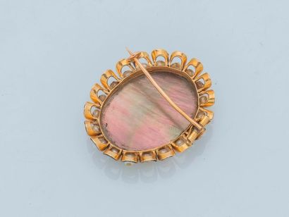 null 18-carat (750 thousandths) yellow gold brooch adorned with a cameo enhanced...