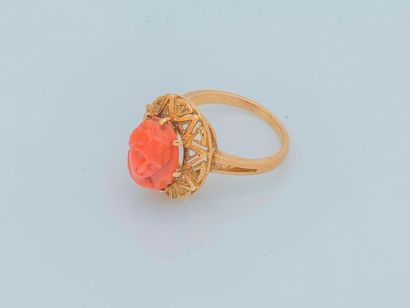 null 18 karat (750 thousandths) yellow gold ring set with a carved coral (corallium...