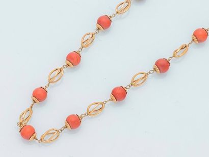 null 18 karat (750 thousandths) yellow gold necklace made of a succession of coral...