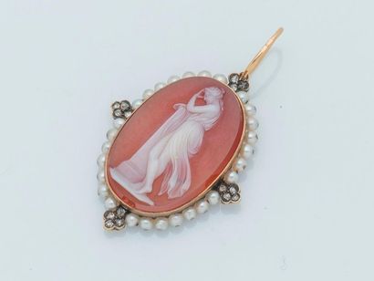 null Pendant in 18K yellow gold (750 thousandths) adorned with a red agate cameo,...