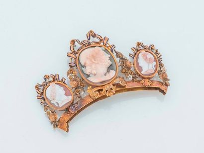 null 18 karat yellow gold (750 thousandths) headdress with a grey agate cameo, depicting...