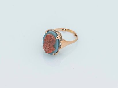 null A 9 carat (375 thousandths) yellow gold ring set with a cameo on agate depicting...