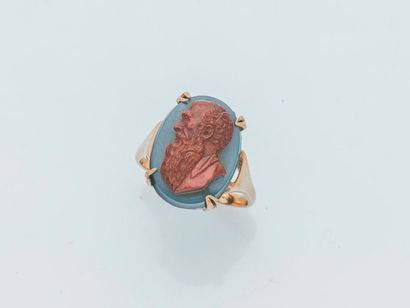 null A 9 carat (375 thousandths) yellow gold ring set with a cameo on agate depicting...