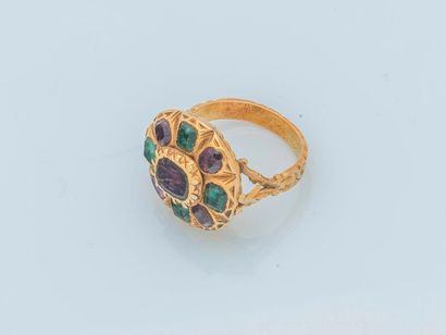 null 18 karat (750 thousandths) yellow gold ring in Byzantine style, set with a faceted...