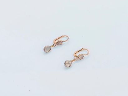 null Pair of 18 karat yellow gold (750 thousandths) ear clips adorned with two roses...