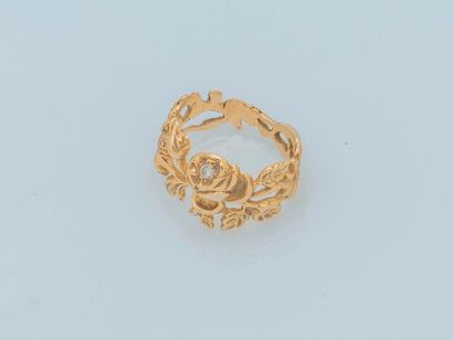 null 18 karat (750 thousandths) yellow gold band ring with openwork and carved flower...