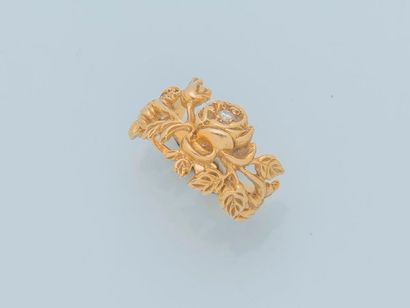 null 18 karat (750 thousandths) yellow gold band ring with openwork and carved flower...