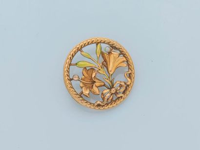 null Circular metal brooch dressed with a fleur-de-lys motif, tied with a ribbon,...
