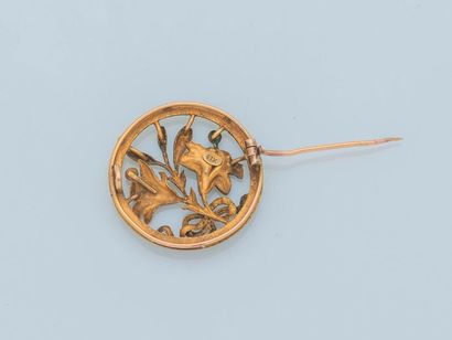 null Circular metal brooch dressed with a fleur-de-lys motif, tied with a ribbon,...